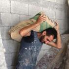 في غزة.. عامل البناء بدرجة الدكتوراة !