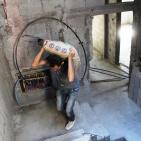 في غزة.. عامل البناء بدرجة الدكتوراة !