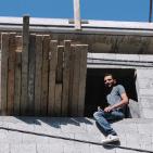 في غزة.. عامل البناء بدرجة الدكتوراة !