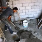 في غزة.. عامل البناء بدرجة الدكتوراة !