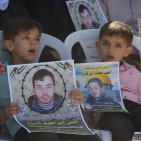 وقفة تضامنية مع الأسيرين المضربين شديد وأبو فارة بالخليل