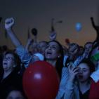 مئات الفلسطينيين يغنون 