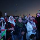 مئات الفلسطينيين يغنون 