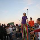 مئات الفلسطينيين يغنون 