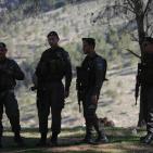 الاحتلال يحاصر قرية باب الشمس ويعتقل 6 نشطاء