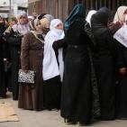 غزة: طابور أصحاب الشؤون الاجتماعية لاستلام المساعدات المالية