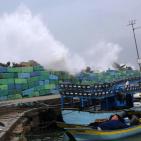 غزة: زيارة شتوية لميناء يتحدى الموج وأكثر