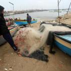 غزة: زيارة شتوية لميناء يتحدى الموج وأكثر