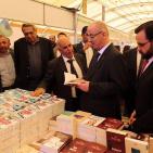 الحمد الله يتفقد معرض فلسطين الدولي للكتاب