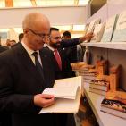 الحمد الله يتفقد معرض فلسطين الدولي للكتاب