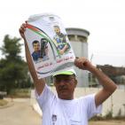 صحفيون يعتصمون أمام حاجز 