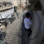 مواطنون يتسلقون جدار الفصل لاداء صلاة الجمعة الاخيرة في الاقصى