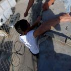 مواطنون يتسلقون جدار الفصل لاداء صلاة الجمعة الاخيرة في الاقصى