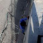 مواطنون يتسلقون جدار الفصل لاداء صلاة الجمعة الاخيرة في الاقصى