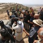 قوات الاحتلال تعتدي على المصلين في رأس كركر