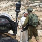 قوات الاحتلال تعتدي على المصلين في رأس كركر