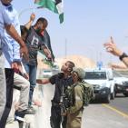 قوات الاحتلال تعتدي على المصلين والمتضامنين في الخان الأحمر