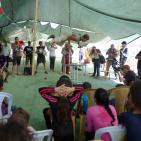 فرقة إسبانية تقدم عرضا للاطفال في قرية الخان الاحمر