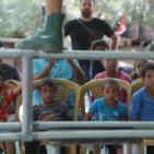 فرقة إسبانية تقدم عرضا للاطفال في قرية الخان الاحمر