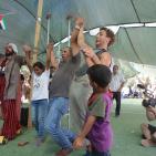 فرقة إسبانية تقدم عرضا للاطفال في قرية الخان الاحمر