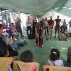 فرقة إسبانية تقدم عرضا للاطفال في قرية الخان الاحمر