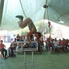 فرقة إسبانية تقدم عرضا للاطفال في قرية الخان الاحمر