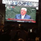 مواطنون يتابعون خطاب الرئيس محمود عباس في رام الله