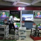 مواطنون يتابعون خطاب الرئيس محمود عباس في رام الله