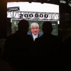 مواطنون يتابعون خطاب الرئيس محمود عباس في رام الله