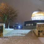 صور من تساقط الثلوج في باحات المسجد الأقصى المبارك