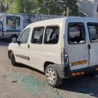 بالصور: مستوطنون يحطمون تسع مركبات في البلدة القديمة من الخليل