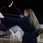 شبان وفتيات يتدربون على رمي السهام المصنوعة يدويًا بغزة