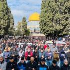 صور: 50 ألفا يؤدون صلاة الجمعة في الأقصى