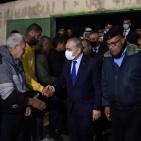 صور: اشتية يقدم واجب العزاء بشهداء عقربا