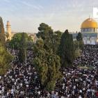 بالصور: نحو 200 ألف أدّوا صلاة عيد الفطر في المسجد الأقصى