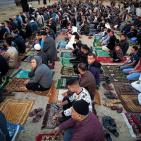 بالصور: مواطنو غزة يؤدون صلاة عيد الفطر في العراء والساحات العامة