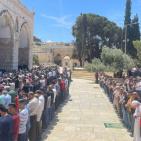 عشرات الآلاف يؤدون صلاة الجمعة في المسجد الأقصى
