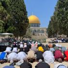 بالصور: عشرات الآلاف يؤدون صلاة الجمعة في الأقصى