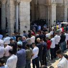 بالصور: عشرات الآلاف يؤدون صلاة الجمعة في الأقصى