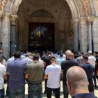 بالصور: عشرات الآلاف يؤدون صلاة الجمعة في الأقصى