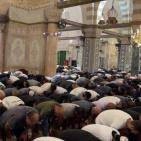 الآلاف يحيون 