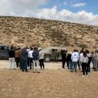 بالصور: الاحتلال يحتجز وفدًا من وزارة التربية في مسافر يطا جنوب الخليل