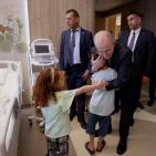 بالصور: مصطفى يعود عددا من جرحى العدوان على غزة