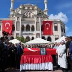 بالصور.. تركيا تُشيع جثمان الناشطة عائشة نور بمشاركة واسعة