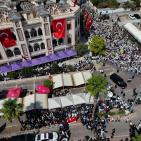 بالصور.. تركيا تُشيع جثمان الناشطة عائشة نور بمشاركة واسعة