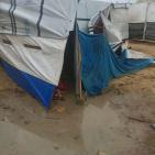 أمطار أول منخفض جوي تُغرق مئات خيام النازحين في قطاع غزة وتفاقم المعاناة الإنسانية (صور وفيديو)