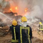 بالصور| الدفاع المدني يواصل منذ 16 ساعة التعامل مع حريق هائل في مصنع خردة بأريحا