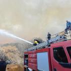 بالصور| الدفاع المدني يواصل منذ 16 ساعة التعامل مع حريق هائل في مصنع خردة بأريحا