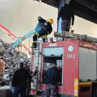 بالصور| الدفاع المدني يواصل منذ 16 ساعة التعامل مع حريق هائل في مصنع خردة بأريحا