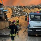 بالصور| الدفاع المدني يواصل منذ 16 ساعة التعامل مع حريق هائل في مصنع خردة بأريحا